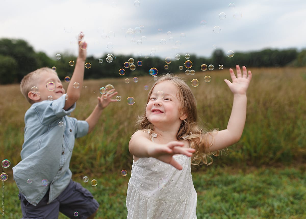 kinderen in veld met zeepbellen